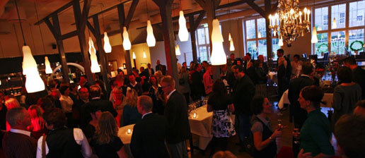 <h1 class='image'>Kvarterskrogen <br />med det stora köket.</h1><p>Vi dukar upp Växjös godaste lunch, välarrangerade konferenser och de roligaste festerna i stans bästa restaurang-, konferens- och festlokaler. Vårt recept är enkelt: matglädje serverad med ett leende. Varsågod och välkommen.