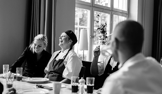 <h1 class='image'>Kvarterskrogen <br />med det stora köket.</h1><p>Vi dukar upp Växjös godaste lunch, välarrangerade konferenser och de roligaste festerna i stans bästa restaurang-, konferens- och festlokaler. Vårt recept är enkelt: matglädje serverad med ett leende. Varsågod och välkommen.